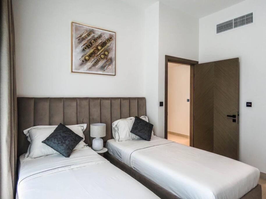 Stylish 2 Bedroom In Binghatti, Business Bay Dubái Exterior foto